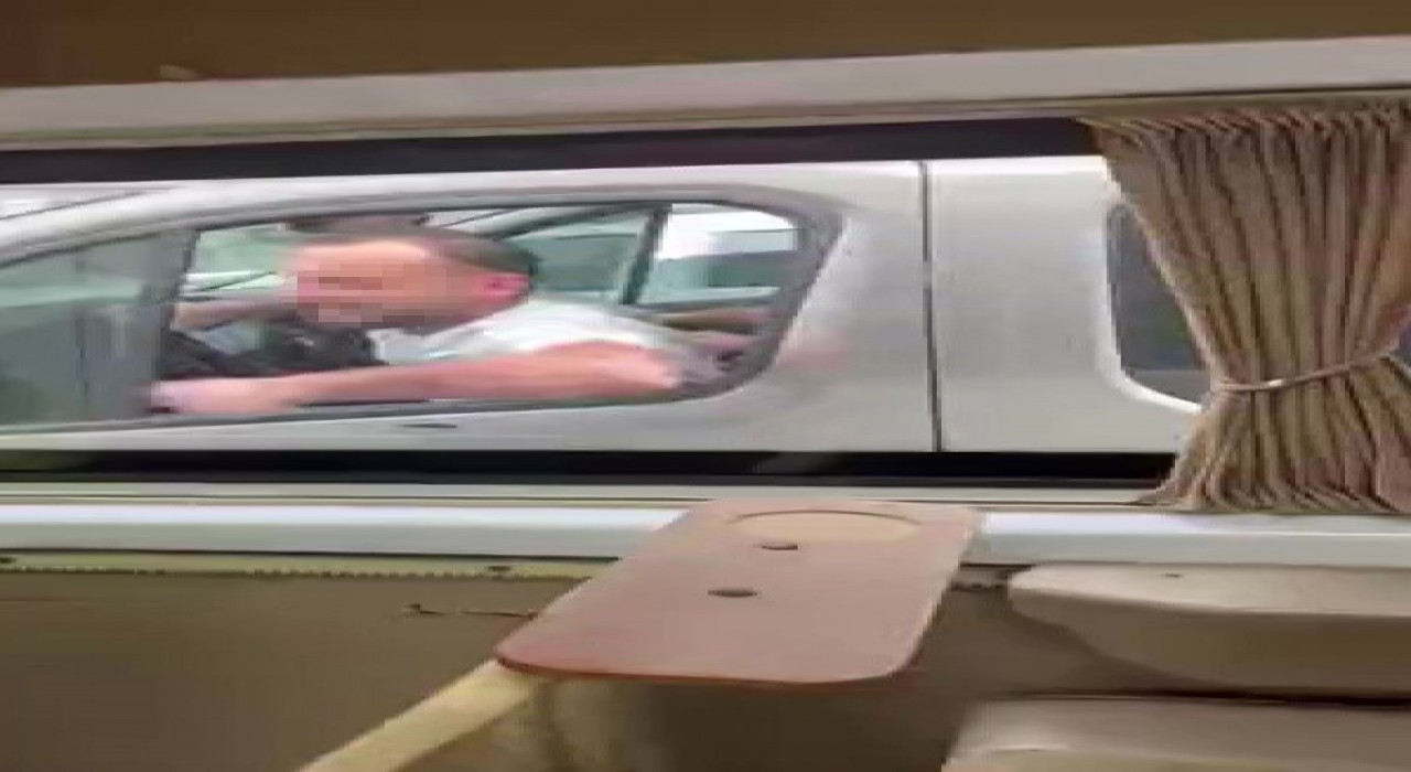 Kadıköyde tartıştığı sürücünün aracının camına yumruk atan şahsa 3 bin 972 TL ceza