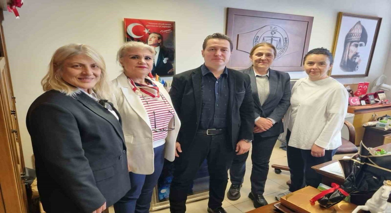 Kadın derneği yöneticileri ‘Yenidoğan çetesi davasının savcısını ziyaret etti