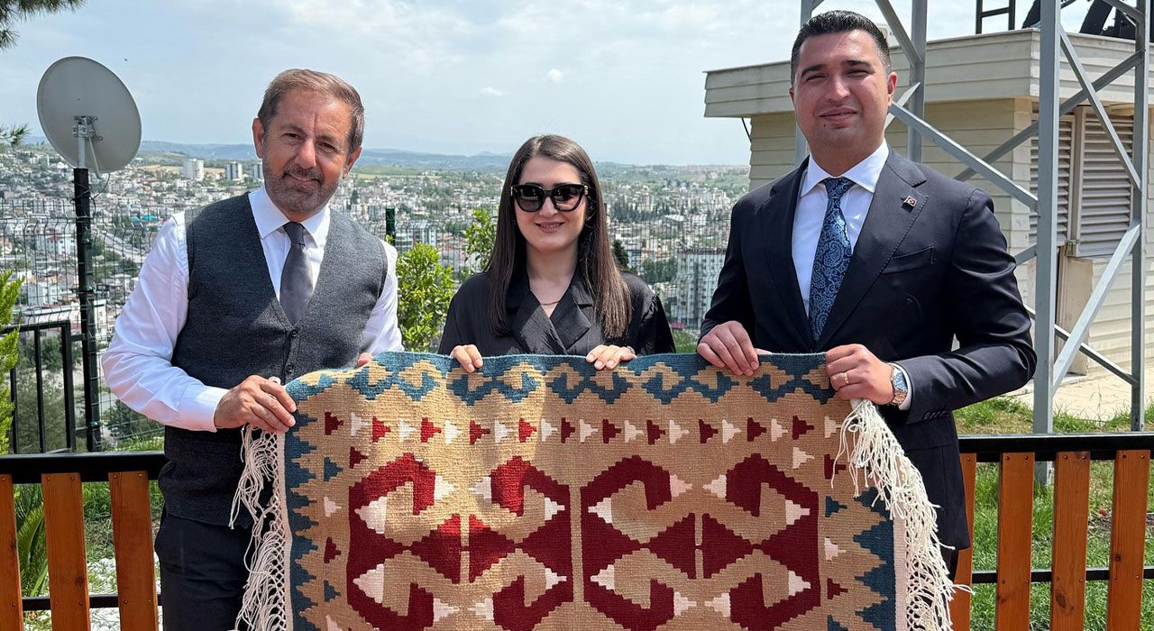 Kadirli Belediye Başkanı Olcar’dan Görkemli Hatıralar Ekibine Anlamlı Hediye