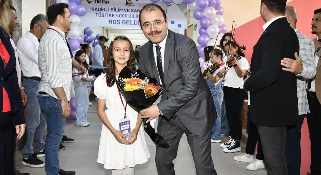 Kadirli’de Bilim Rüzgarı: 4006 TÜBİTAK Bilim Fuarı Yoğun İlgi Gördü