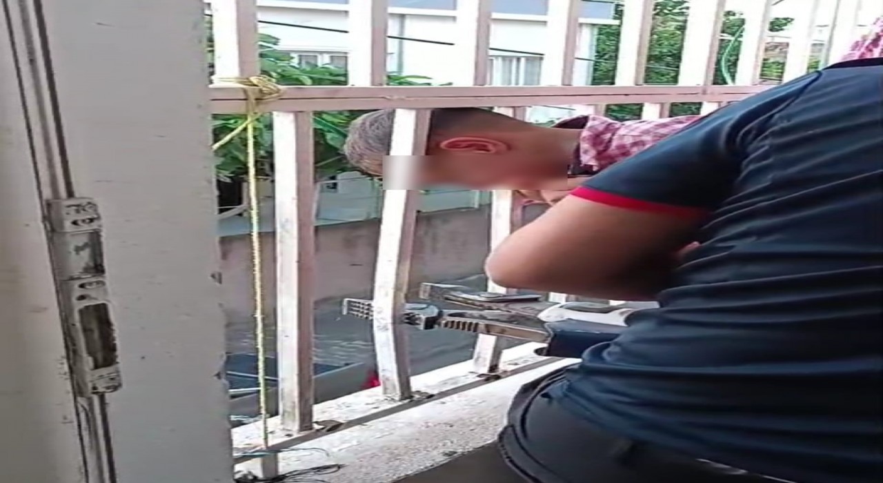 Kafası balkonun demir korkuluklarına sıkışan çocuğu itfaiye kurtardı
