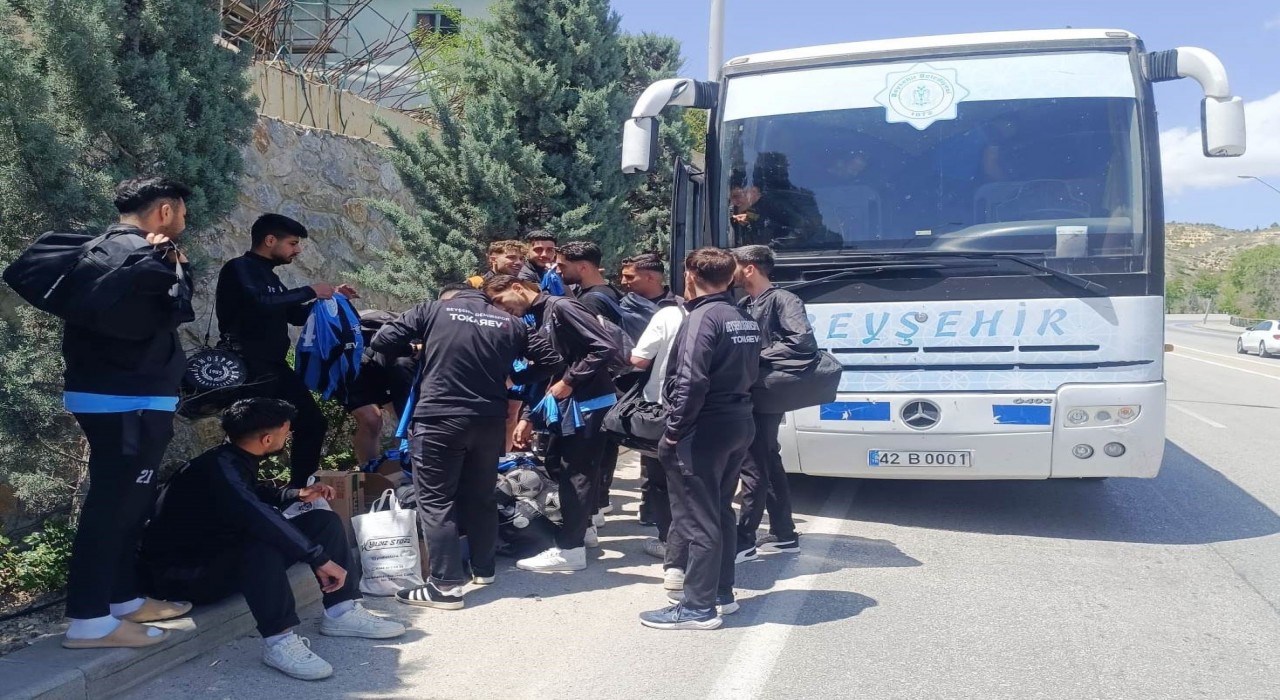 Kafileyi taşıyan otobüsün lastiği patladı, futbolcular taksiyle maça yetiştirildi