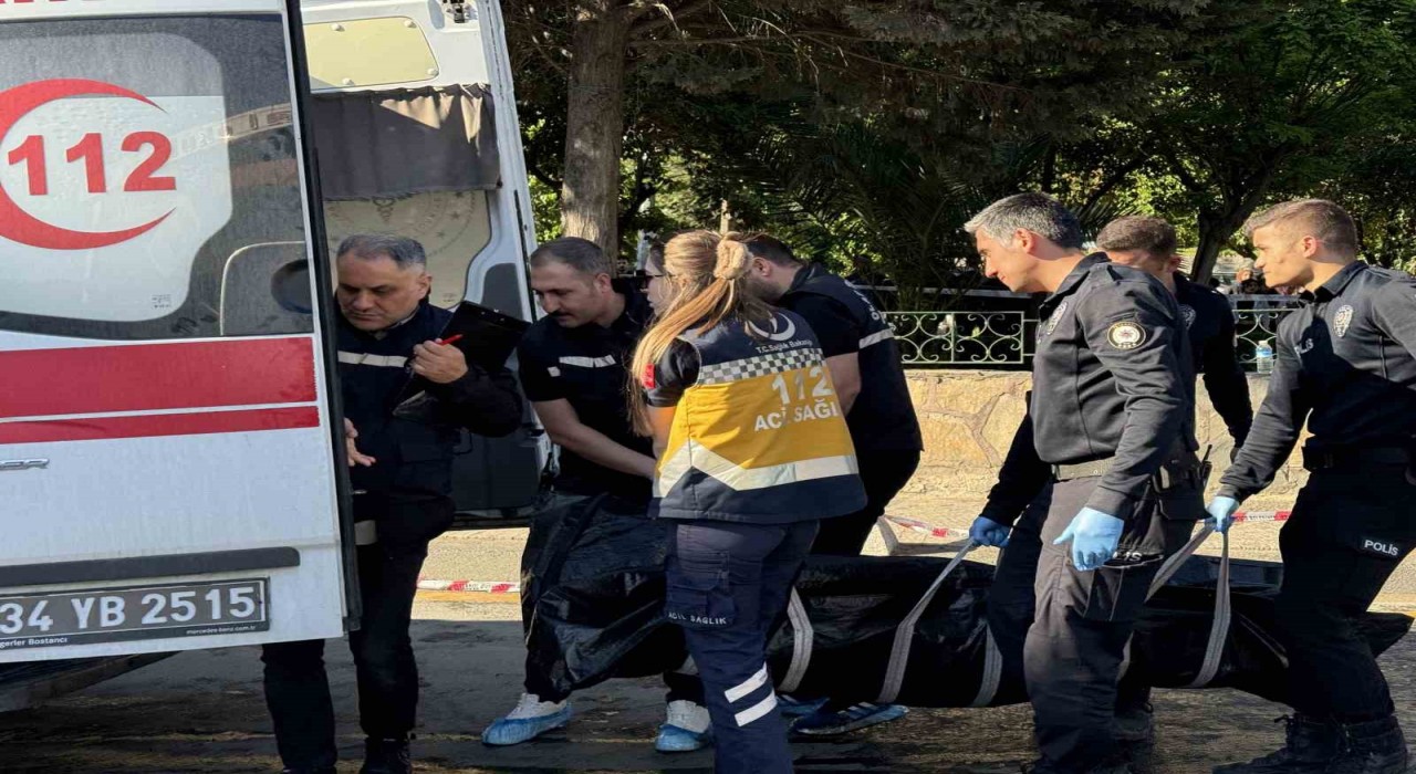 Kağıthanede bir kişinin hayatını kaybettiği feci kaza kamerada