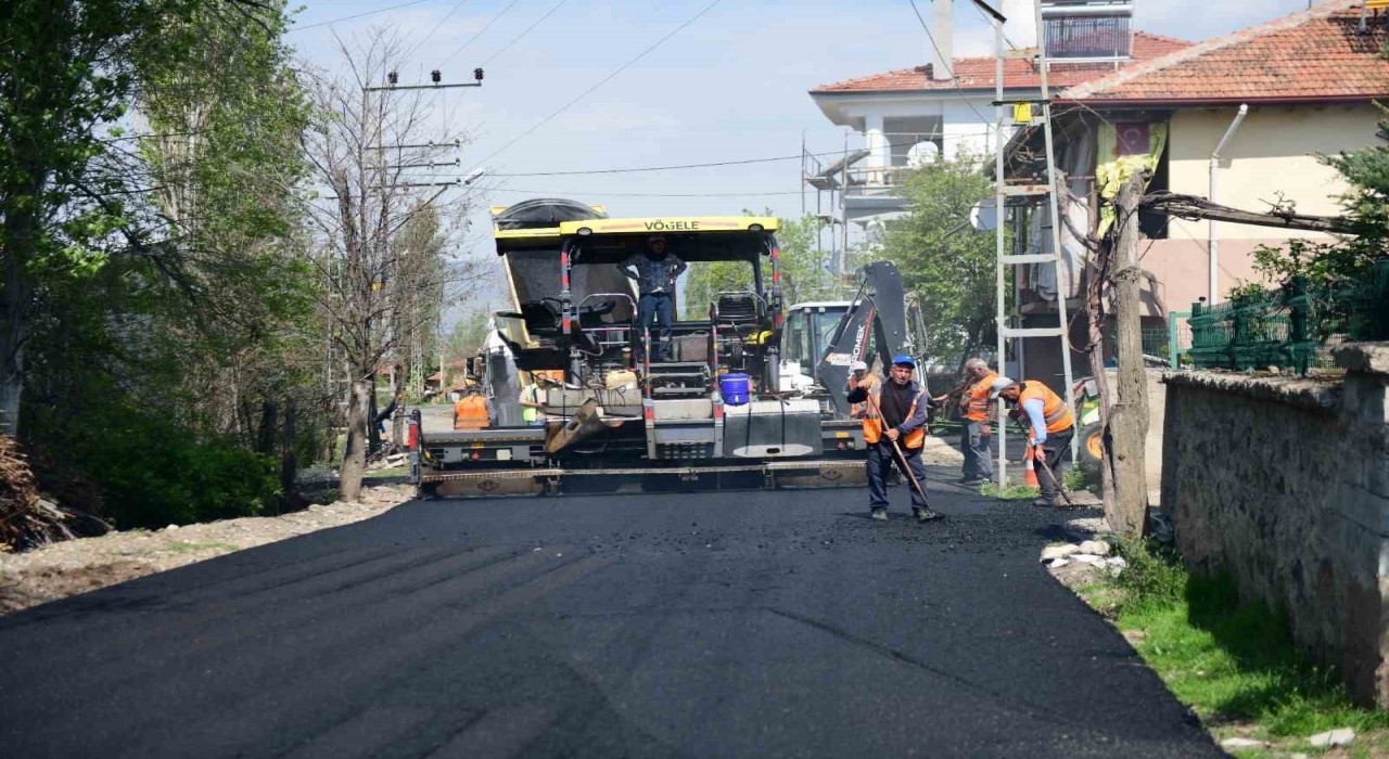 Kahramankazanda sıcak asfalt çalışmaları sürüyor