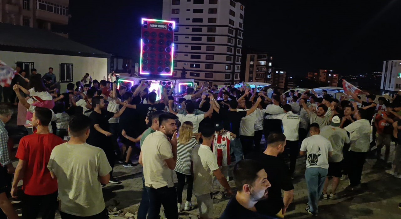 Kahramanmaraş İstiklalsporun 2. Lige yükselmesiyle şehirde coşku yaşandı