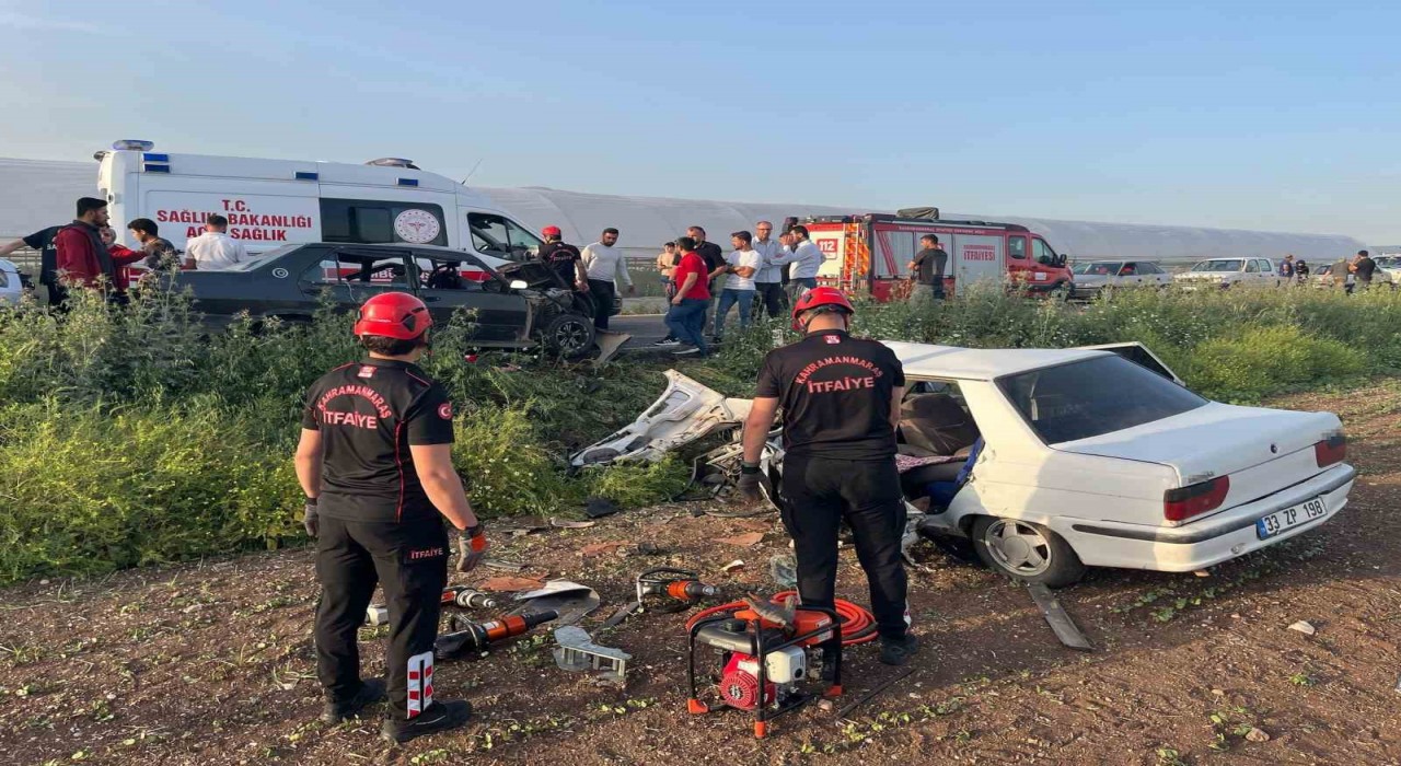 Kahramanmaraşta iki otomobil kafa kafaya çarpıştı: 6 yaralı