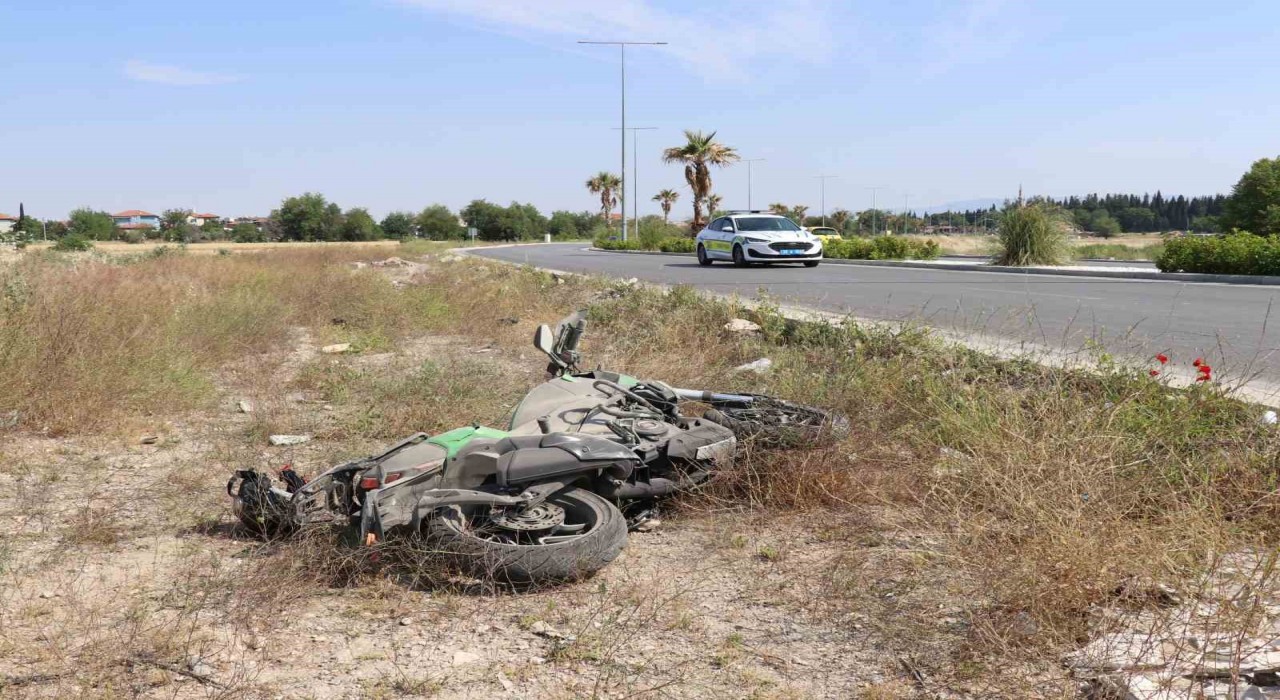 Kaldırıma çarpıp 30 metre savrulan motosikletin sürücüsü ağır yaralandı