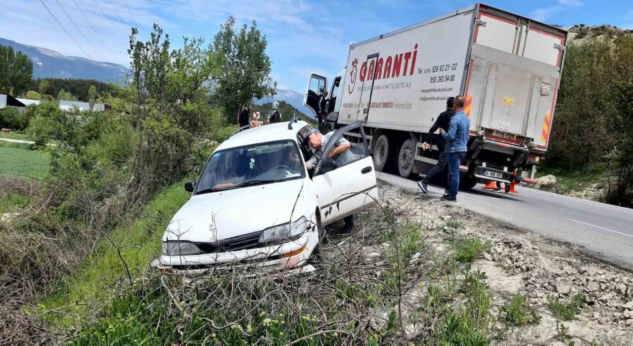 Kamyona çarpmamak için manevra yaptı: Faciadan dönüldü
