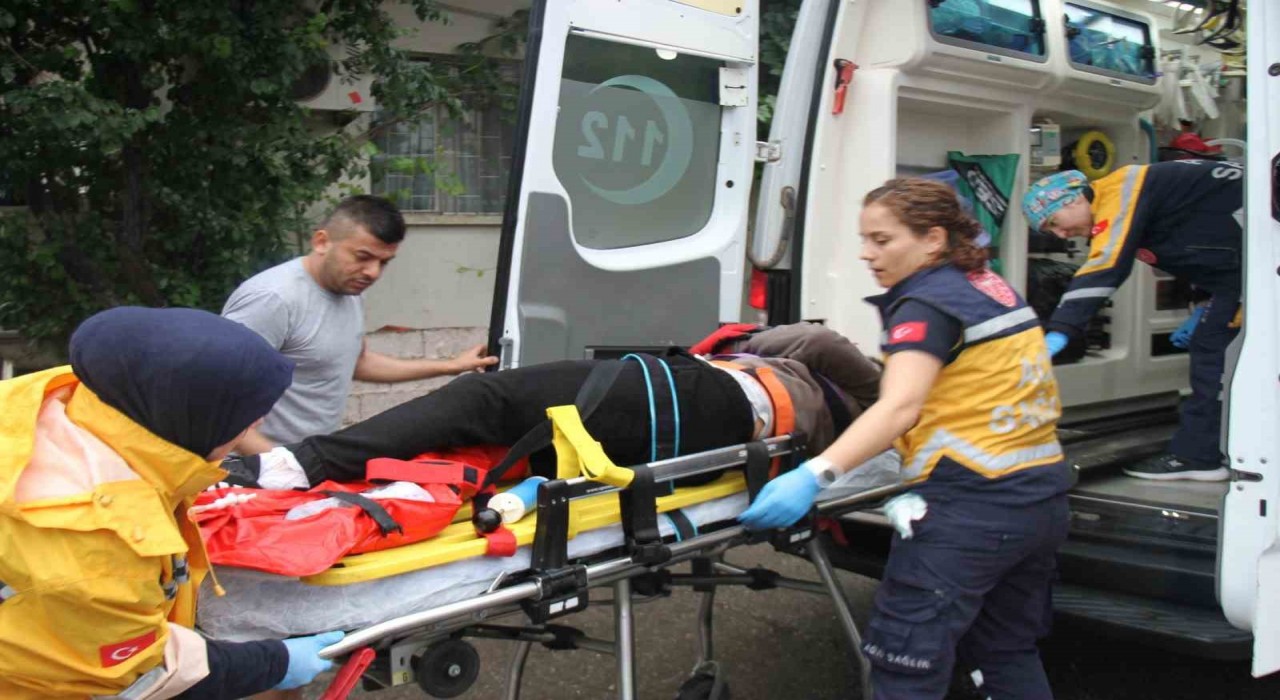 Kamyonet ile çarpışan motosikletin sürücüsü yaralandı