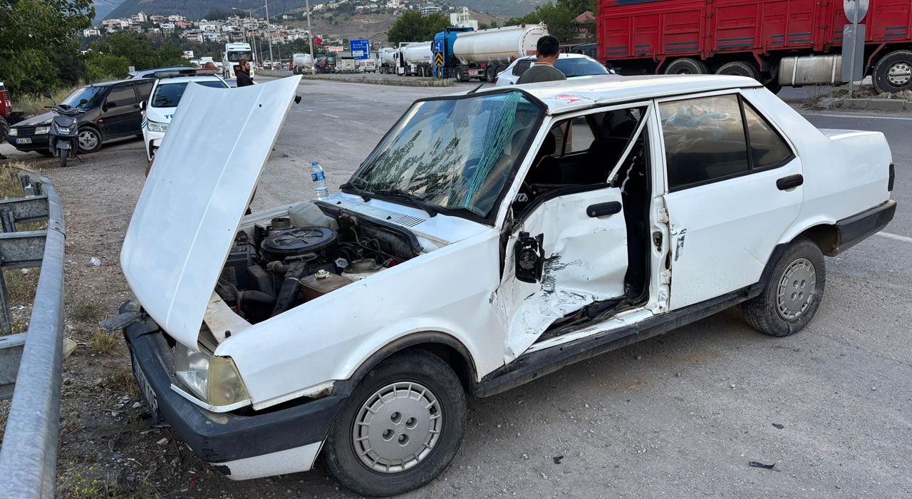 Kamyonet ile Otomobil Çarpıştı, 1 Kişi Yaralandı