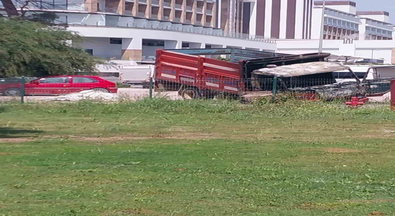 Kamyonette çıkıp çam ağacına sıçrayan yangın söndürüldü