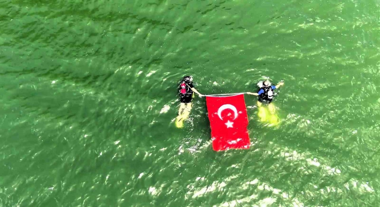 Karabükte 19 Mayısa özel dalış: Gölette Türk Bayrağını böyle dalgalandırdılar