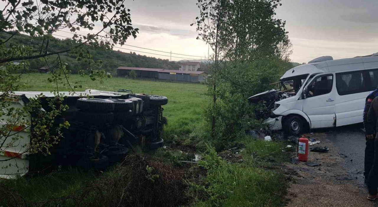 Karabükte 4 araçlı zincirleme kaza: 1i ağır 9 yaralı