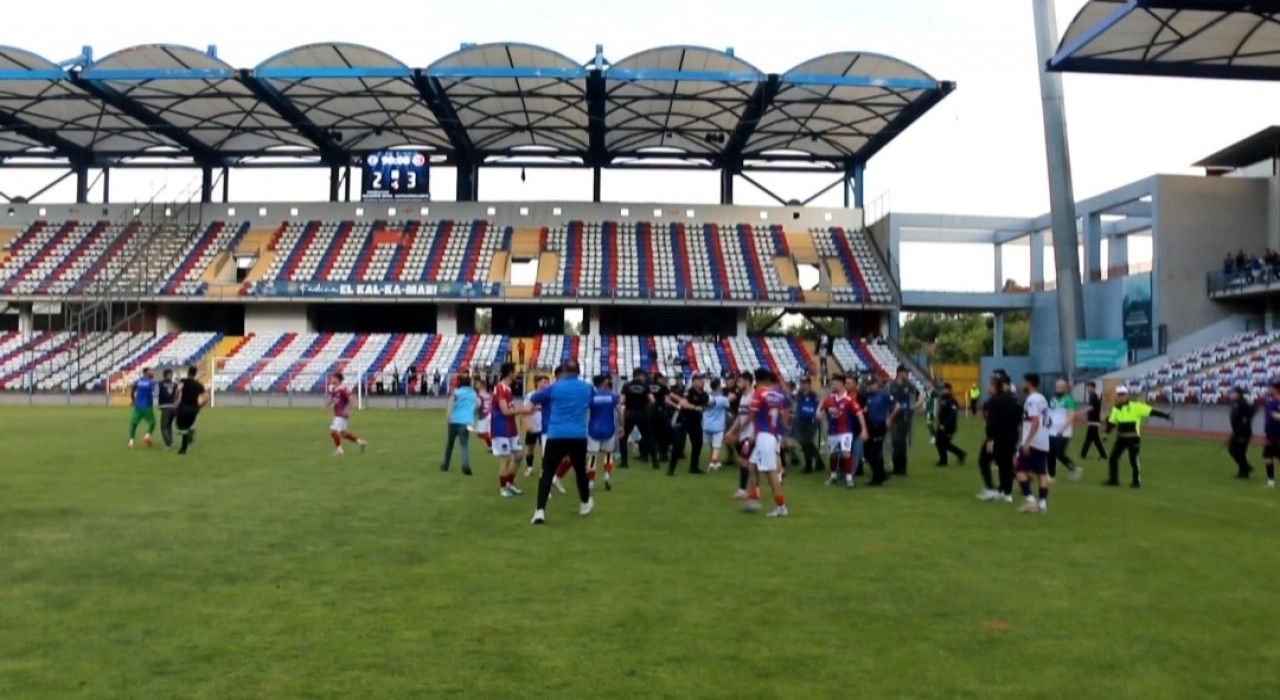 Karabükte amatör lig final maçı sonrası saha karıştı