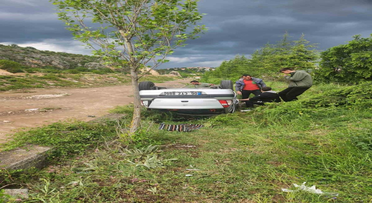 Karabükte kontrolden çıkan otomobil dere kenarına devrildi: 5 kişi yaralandı