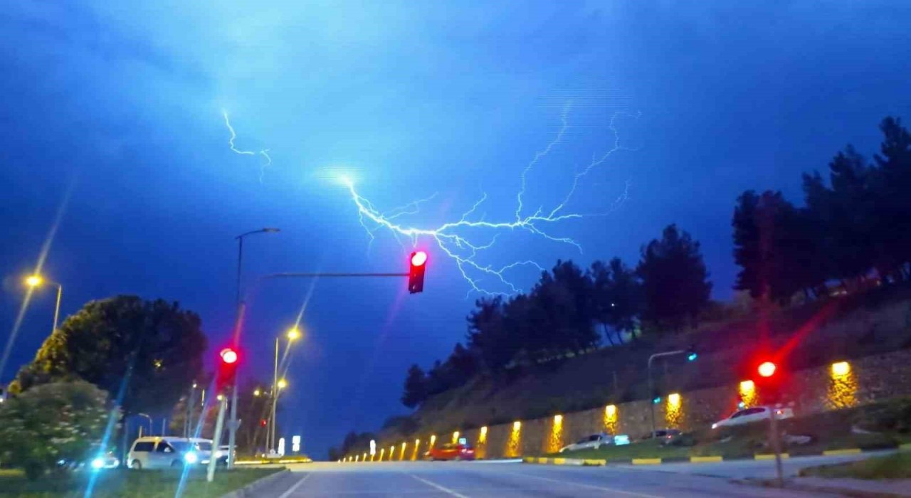 Karabükte şimşekler görsel şölen oluşturdu