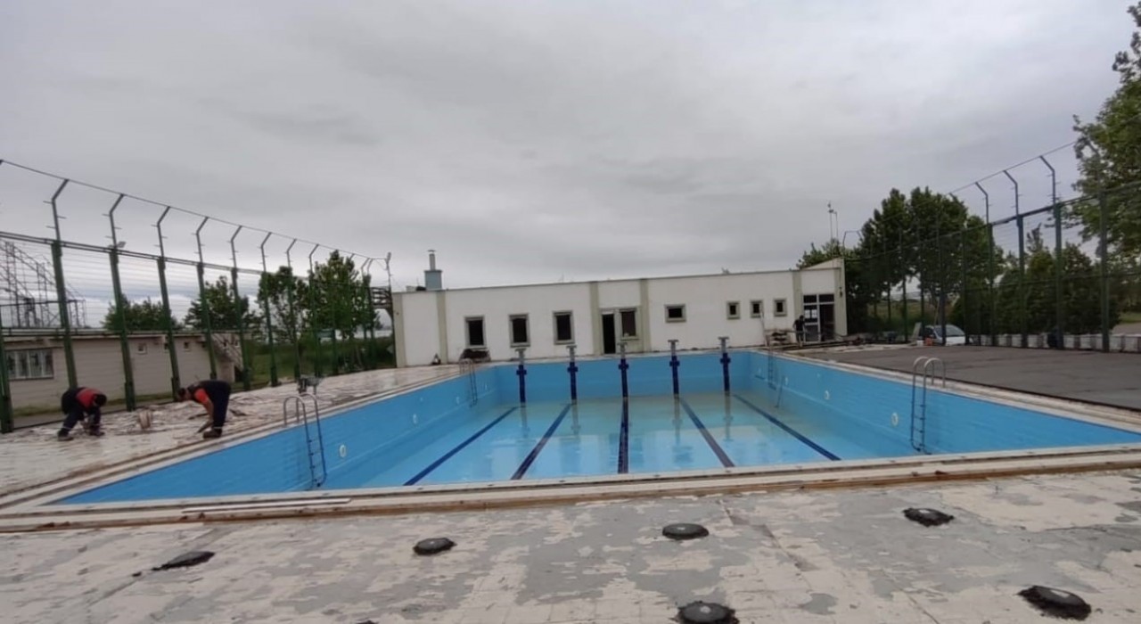 Karacabey Belediyesi yüzme havuzunu yaza hazırlıyor