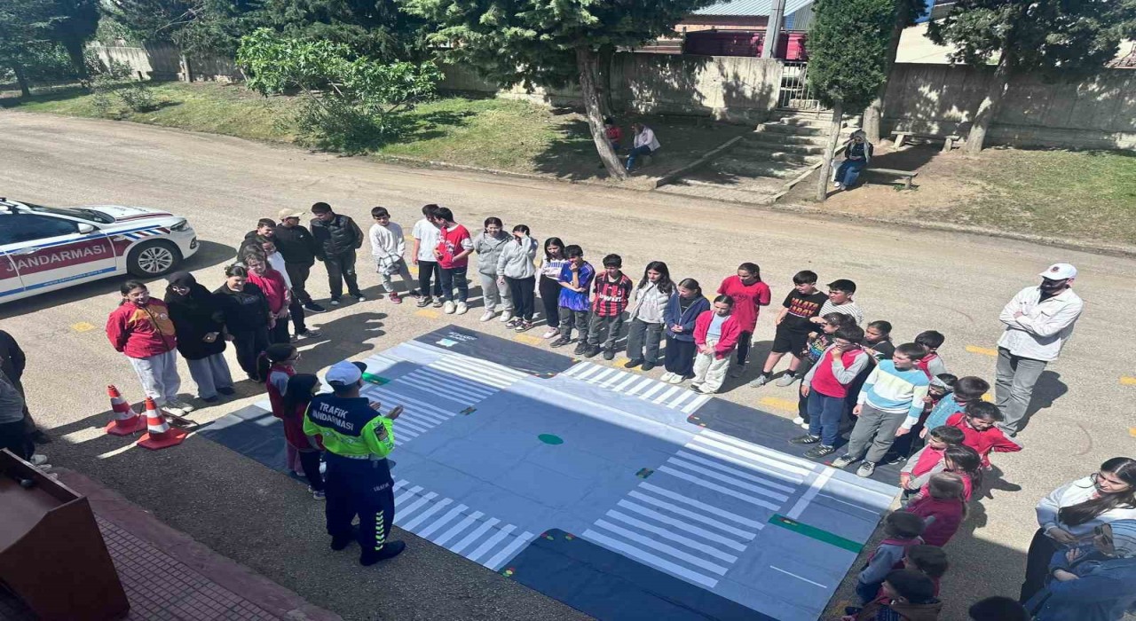 Karacabeyde Trafik Haftası kapsamında çocuklara eğitim verildi