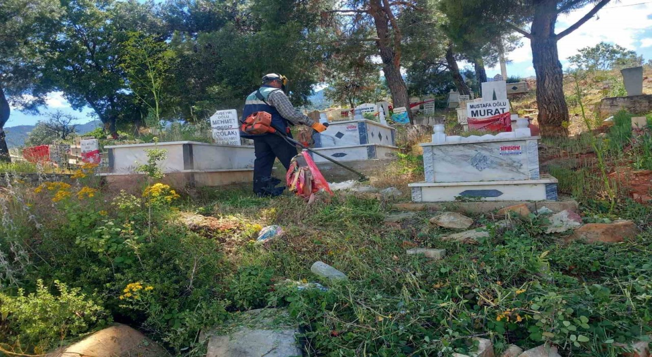 Karacasuda mezarlıklar temizleniyor