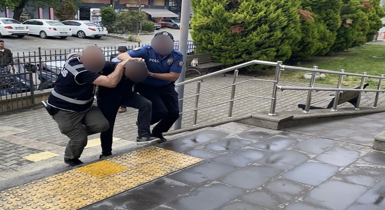 Karadeniz Ereğlide 5 aracın camını kırarak hırsızlık yapan şüpheli tutuklandı