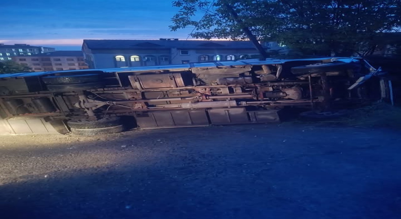 Karadeniz Ereğlide midibüs park halindeki cipe çarptı: 2 yaralı