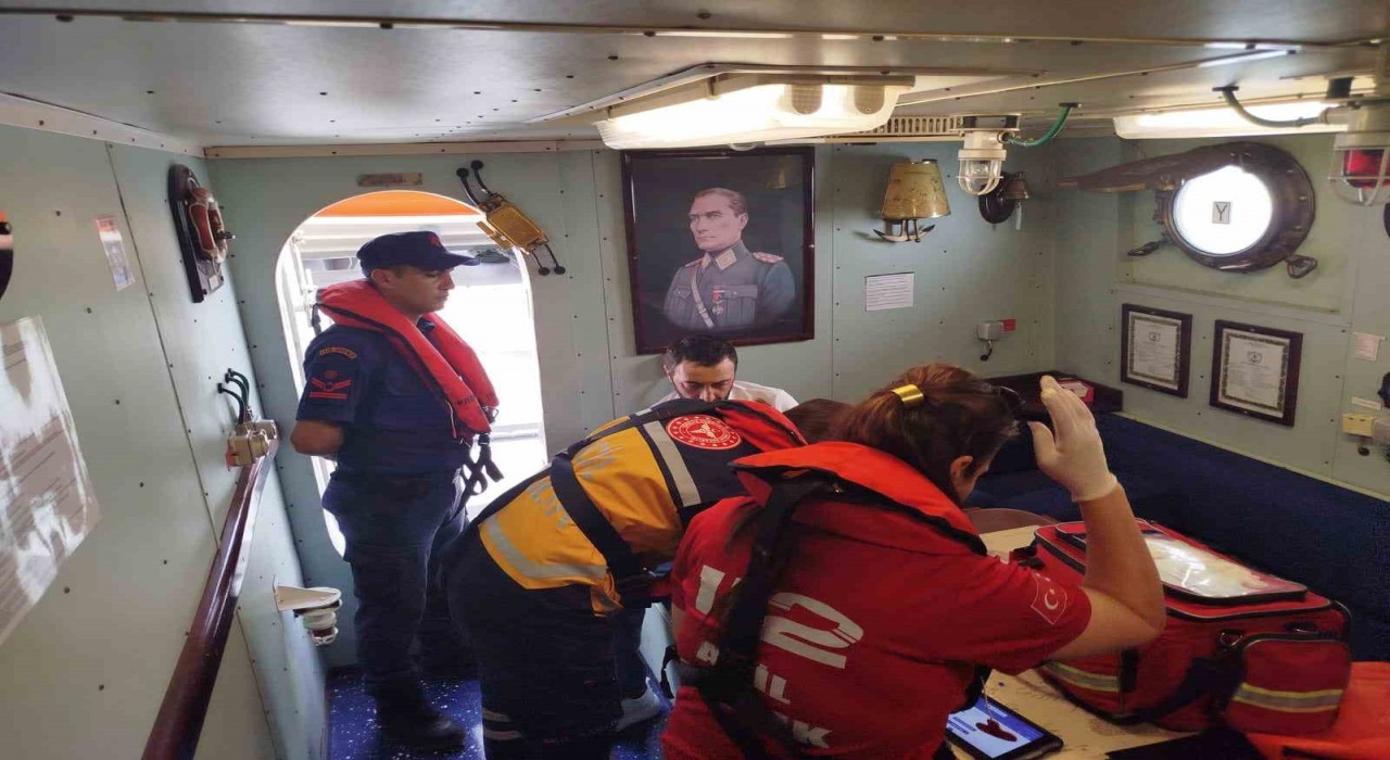 Karadenizde rahatsızlanan gemi personeli için ekipler seferber oldu