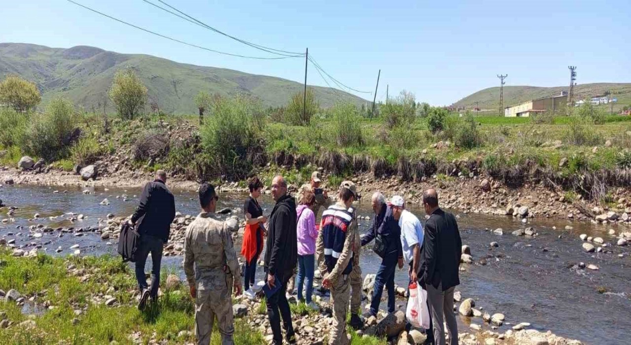 Karakoçanda deredeki balık ölümleri için numuneler alındı