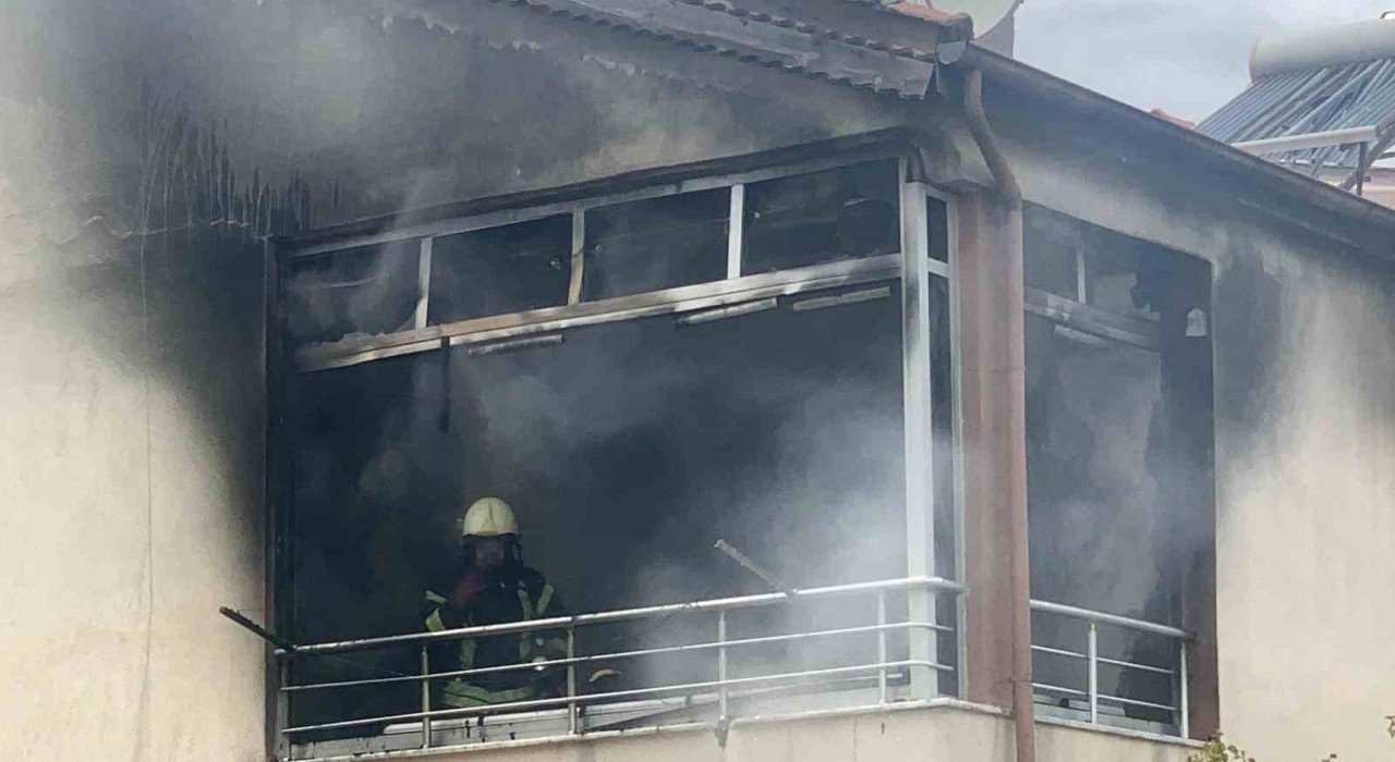 Karamanda boşandığı eşi ile tartışan öfkeli koca bezinle evini yaktı