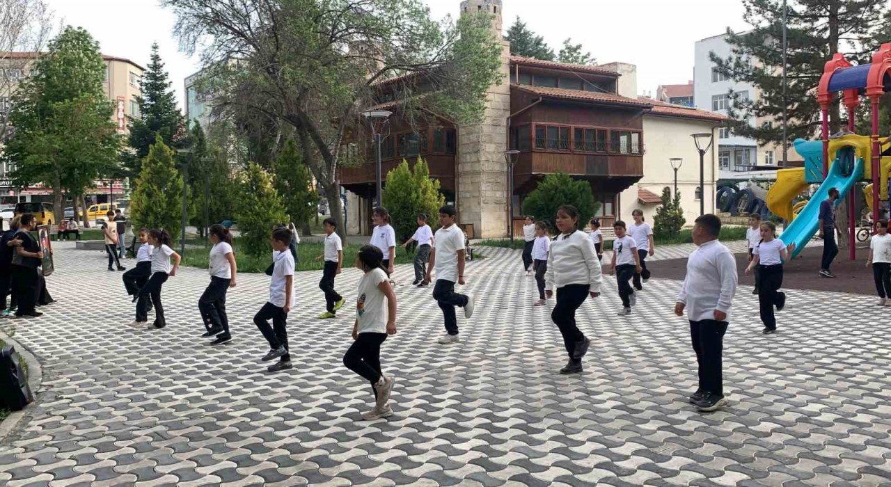 Karamanda eş zamanlı halk oyunları gösterisi