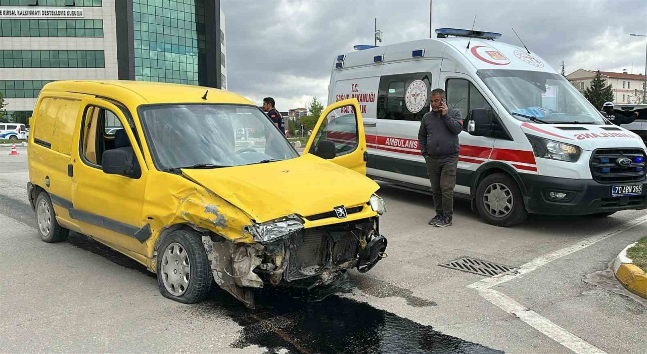 Karamanda iki hafif ticari araç çarpıştı: 2 yaralı