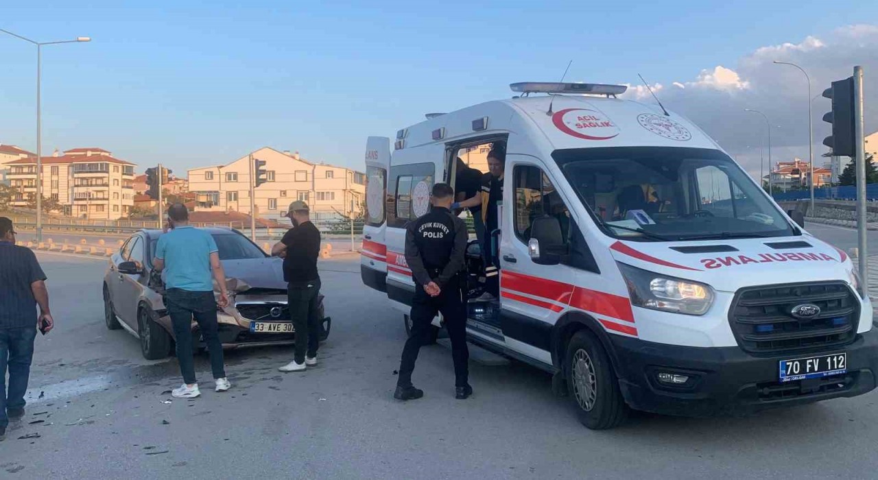 Karamanda iki otomobil kavşakta çarpıştı: 1 yaralı