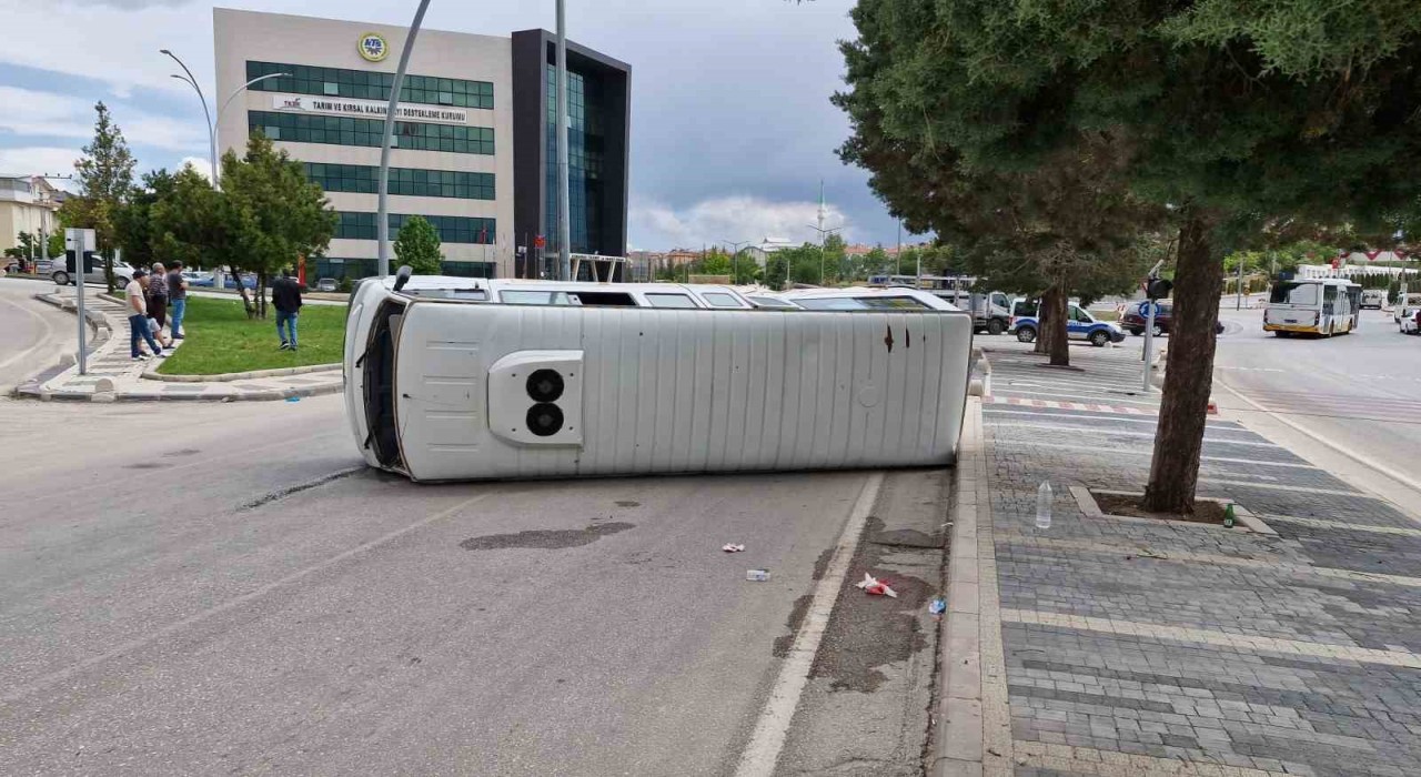Karamanda kamyonetle çarpışan okul servisi devrildi: 6 yaralı