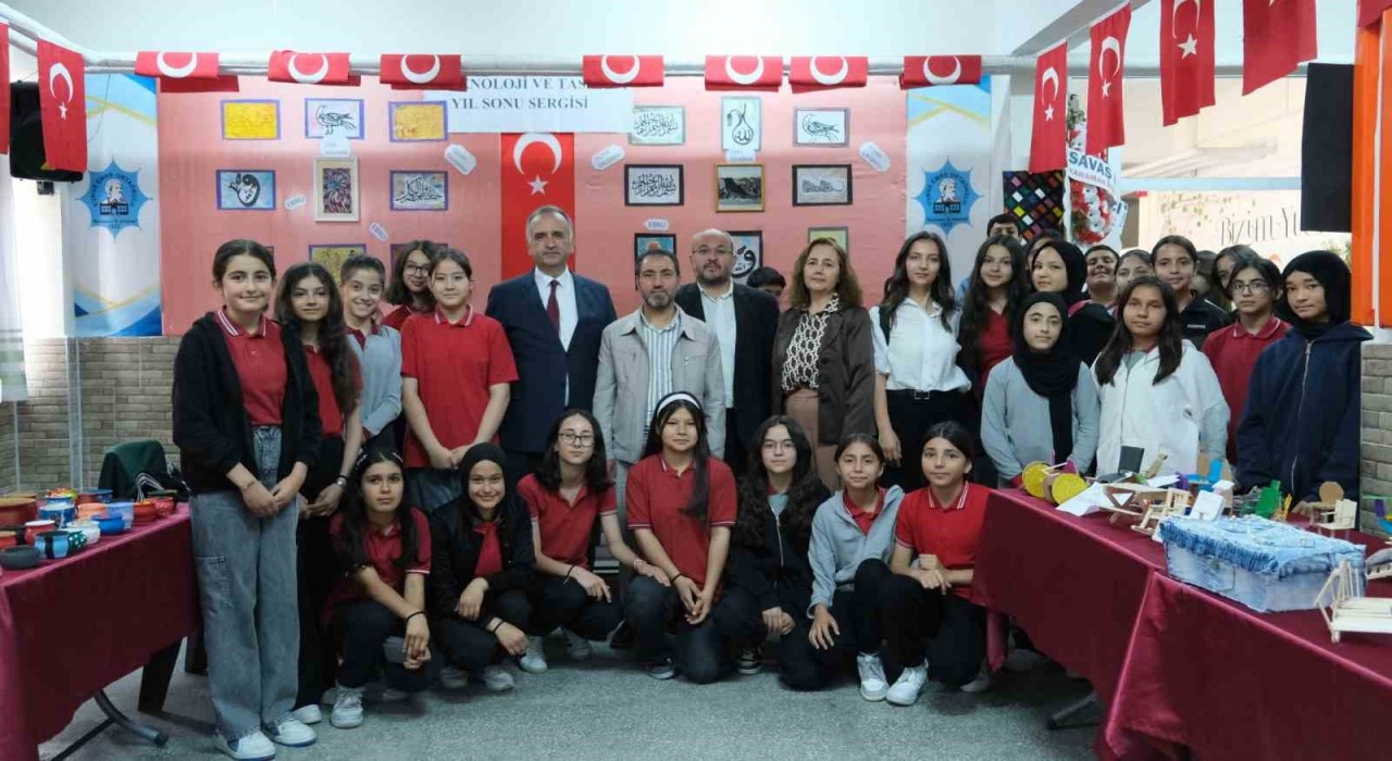 Karamanda ortaokul öğrencilerinden yılsonu sergisi