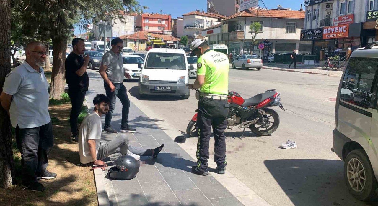 Karamanda otomobille çarpışan motosiklet sürücüsü yaralandı