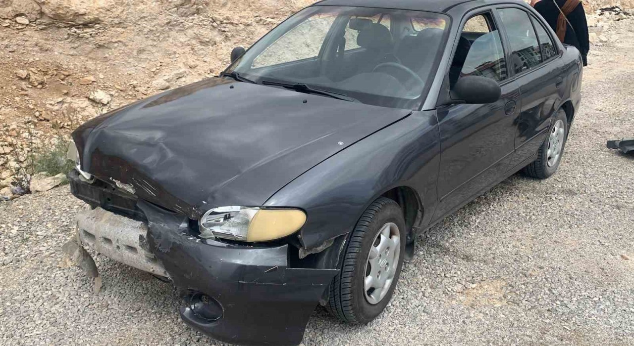 Karamanda otomobille çarpışan motosikletin sürücüsü yaralandı