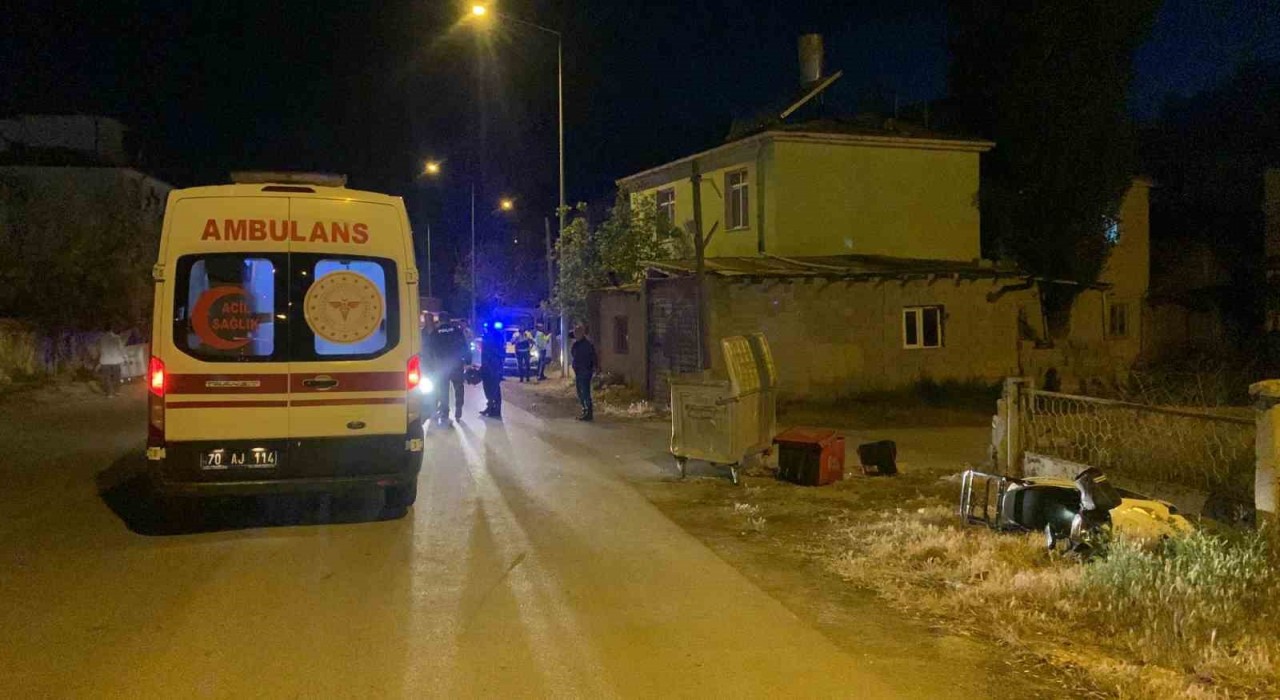 Karamanda otomobille çarpışan motosikletli kurye yaralandı