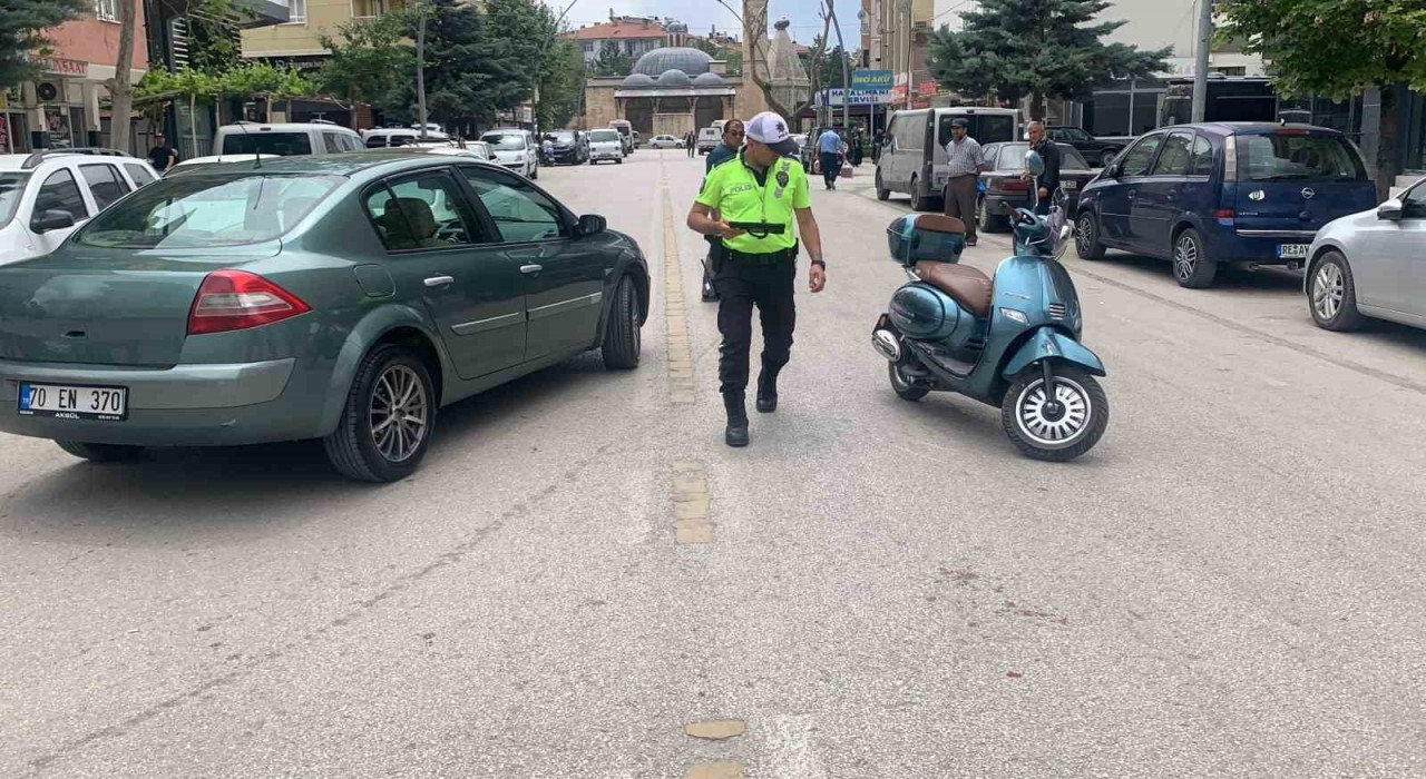 Karamanda otomobille çarpışan motosikletli yaralandı