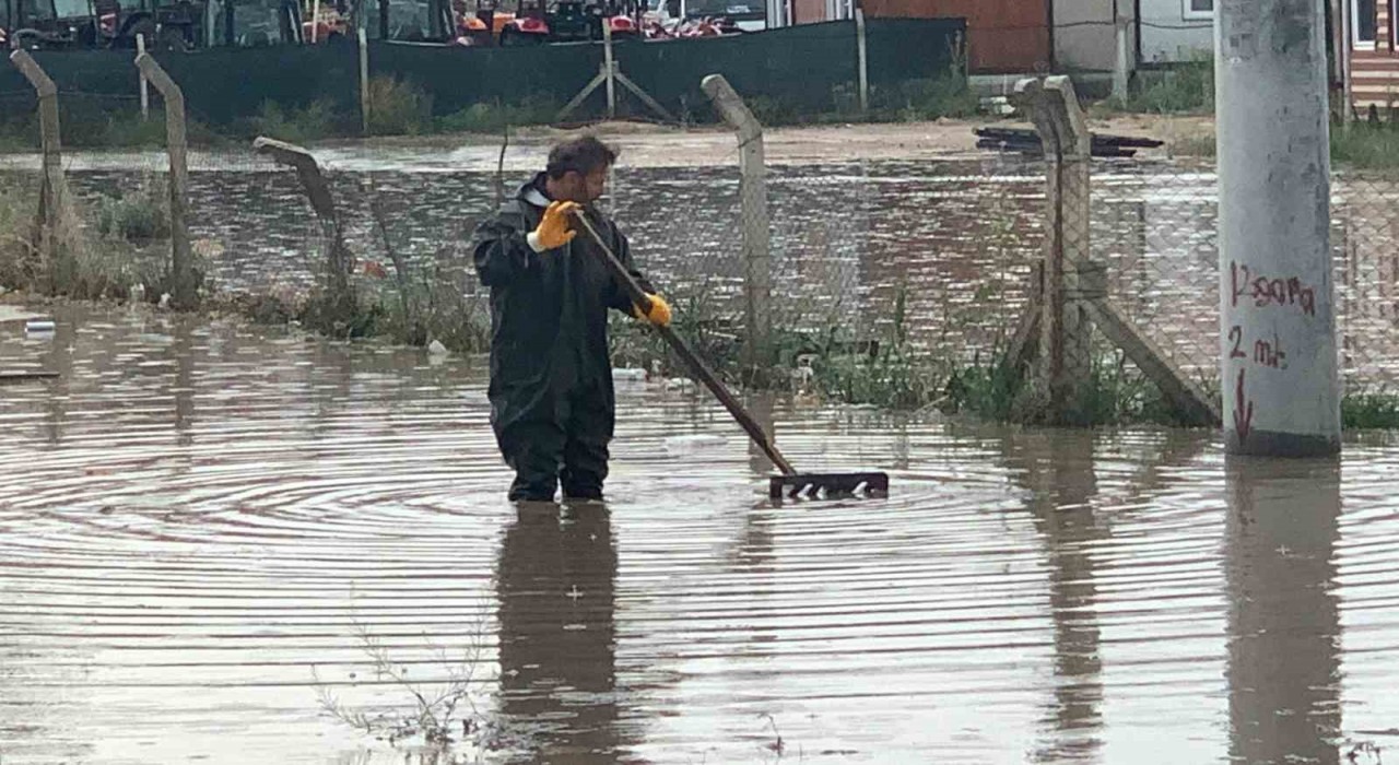 Karamanda sağanak sonrası yollar göle döndü