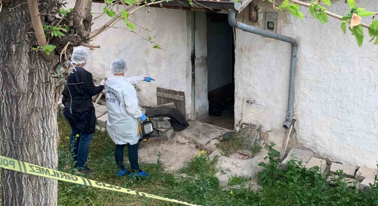 Karamanda yaşlı kadın evinde ölü bulundu