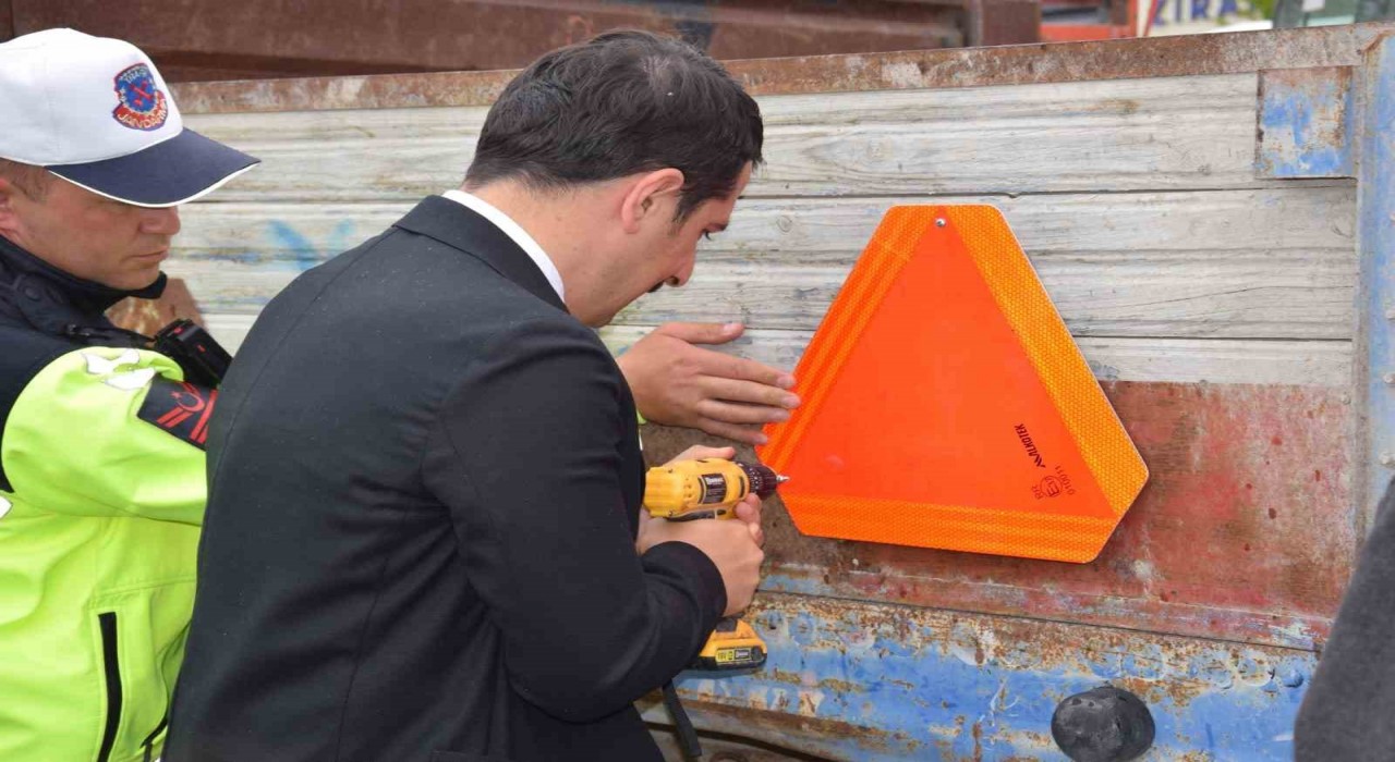 Karapınarda çiftçilere reflektör dağıtıldı