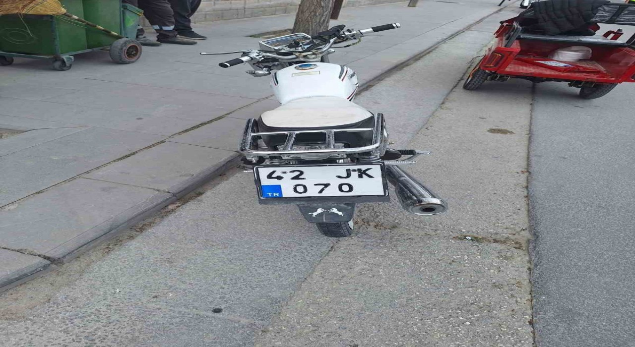 Karapınarda motosikletler çarpıştı: 3 yaralı