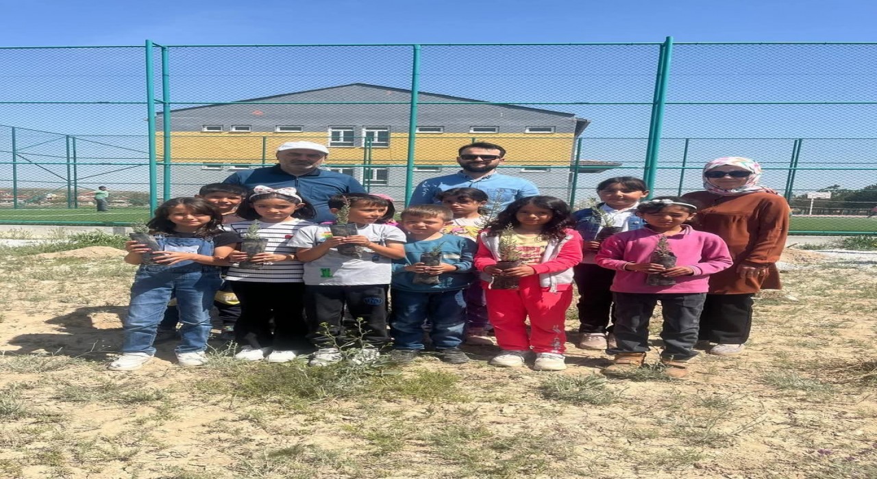 Karapınarda öğrenciler 110 fidanı toprakla buluşturdu