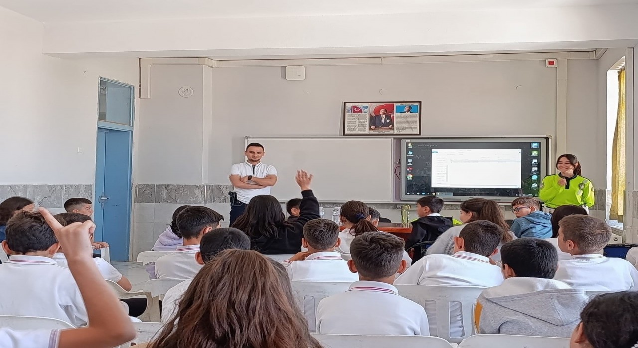 Karapınarda öğrencilere trafik güvenliği semineri verildi