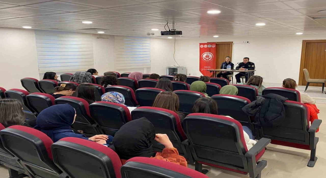 Kariyer Günleri Projesi kapsamında üniversite öğrencilerine seminer düzenlendi