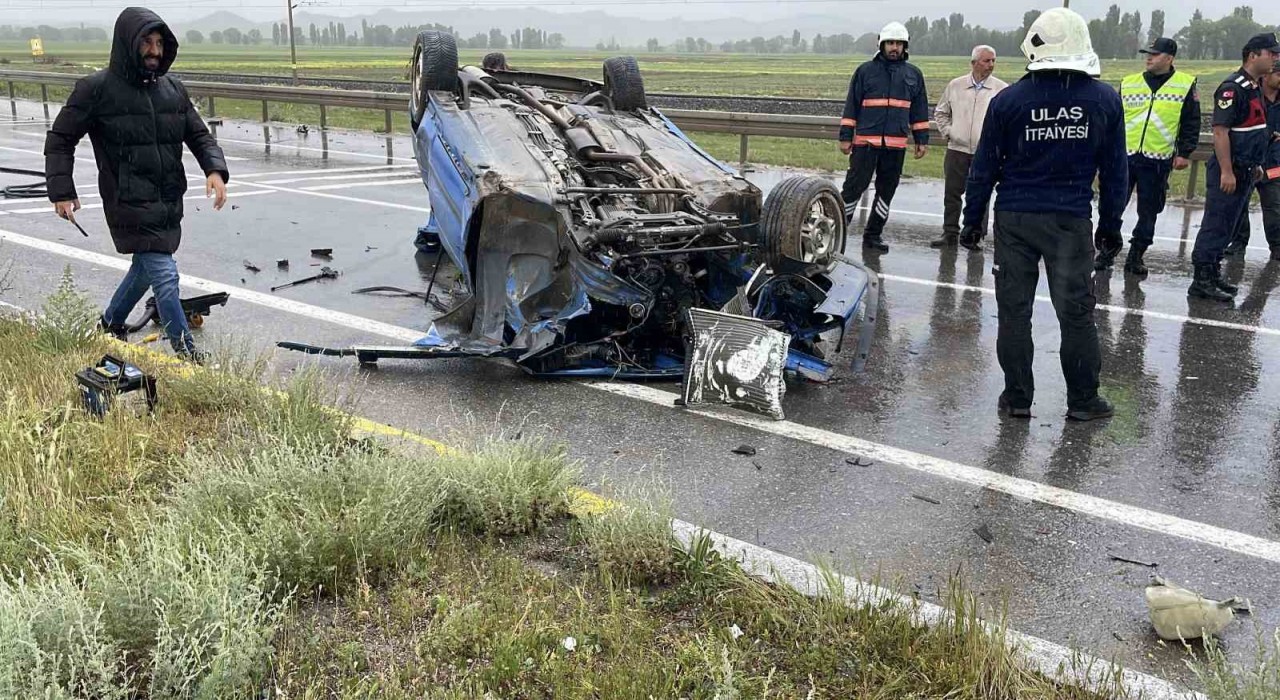 Karşı şeride geçip iki araca çarpan otomobil takla attı: 1 ölü, 4 yaralı