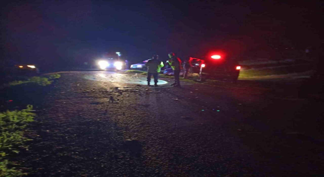 Karsta 2 hafif ticari araç çarpıştı: 1 ölü, 4 yaralı