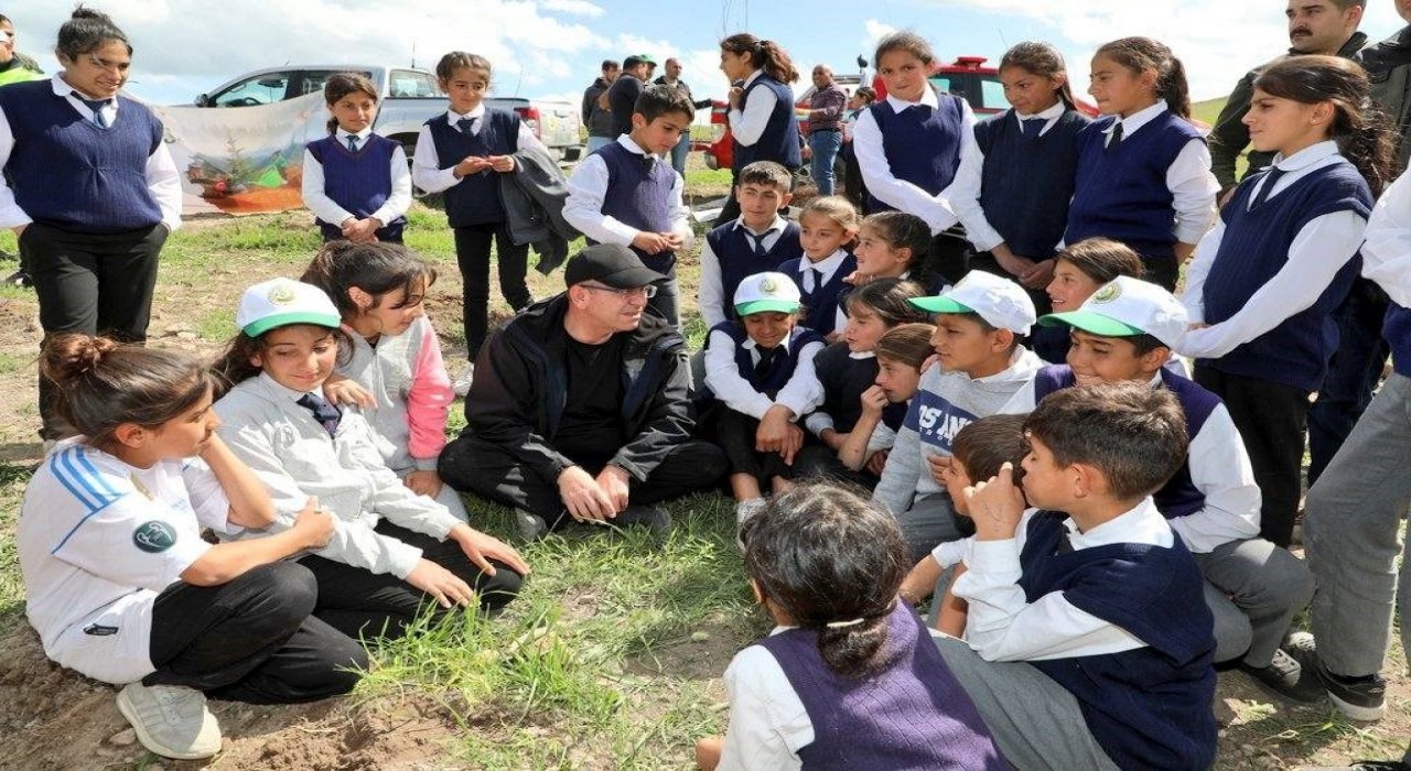 Karsta 400 meyve fidanı toprakla buluştu