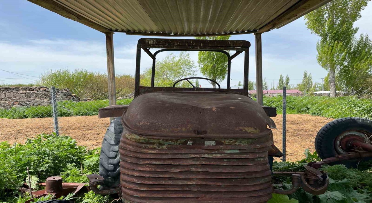 Karsta baba hatırası traktörü 73 yıldır saklıyor