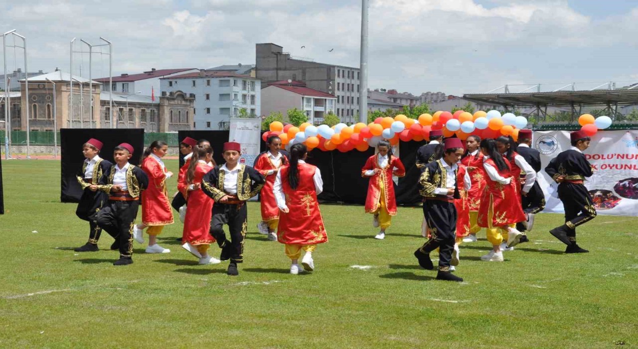 Karsta Halk Oyunları Şenliği renkli görüntülere sahne oldu