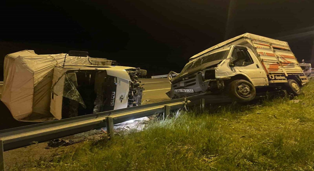 Karsta iki kamyonet çarpıştı: 3 yaralı